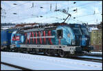 Die Elektrolokomotive 193 190 (DPB) am 27.01.2026 dem Lkw Walter KLV-Zug in Würzburg-Grombühl.