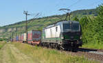 193 215 gab am 14.06.17 keinen Hinweis auf ihren Mieter LTE. Mit einem Zug des kombinierten Verkehrs rollte der Vectron durch Thüngersheim Richtung Würzburg.