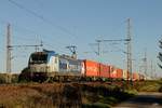 193 880 boxXpress mit Containerzug in Dedensen G�mmer, Oktober 2017.