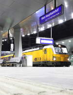 Die  Gelbe Gefahr  kommt ,... 

So hat zumindest meine Groß Mutter immer zum Postler gesagt. 

Als Gefahr kann man die Regiojet Züge allerdings nicht einstufen . 
Ein Vectron ( BR193) wartet auf seine Abfahrt in Richtung Breclav. 
3.02.2018
