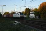 Zu fortgeschrittener Stunde kommt am heutigen Abend die 193 829 mit einem Containerzug durch Rheydt Hbf gen Köln gefahren. 15.10.2018