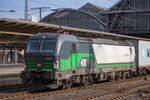 ELL 193 243 zieht einen Containerzug durch Bremen Hbf. 17.10.2018