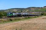 Am 04. Oktober 2018 war die an die LTE vermietete ELL 193 203 mit einem Kesselwagenzug durch das Maintal unterwegs. Bei Himmelstadt konnte ich die für einen umweltfreundlichen Transport auf der Schiene werbende Lok mit Weinbergen und den typischen Felsformationen im Hintergrund aufnehmen. 