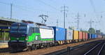 LTE Logistik- und Transport GmbH mit ELL Vectron   193 733  [NVR-Nummer: 91 80 6193 733-3 D-ELOC] und Containerzug aus Polen am 28.08.19 Bahnhof Flughafen Berlin Schönefeld. 
