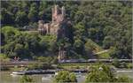 Bahn am Mittelrhein. Zwei geleaste RTB-Vectronen unter der Burg Rheinstein. Trechtlinghausen, Juni 2019.