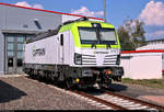 193 786-1 (Siemens Vectron) der ITL Eisenbahngesellschaft mbH (ITL) steht während des Tags der offenen Tür im DB Werk Dessau (DB Fahrzeuginstandhaltung GmbH) anlässlich 90 Jahre Instandhaltung elektrischer Lokomotiven.
[31.8.2019 | 14:30 Uhr]