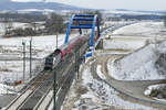18. März 2018 (tröstlich: Der Schnee dieses Winters kann noch kommen!), Die Lokomotiven 193 804 und 193 806 befördern RE 4808 Nürnberg - Sonneberg auf der Neubaustrecke Ebensfeld - Erfurt über die Flutmuldenbrücke bei Wiesen. Der Fotograf stand über dem südlichen Portal des Tunnels  Eierberge . Im Hintergrund ist die dreiteilige Mainbrücke erkennbar.