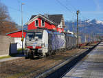 Vectron 193 772 der Lokomotion durchfährt zusammen mit 189 924 den Bahnhof Kiefersfelden Richtung Kufstein.
5. Dezember 2019.