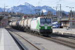 Ein Vectron der ELL, vermietet an die SETG, durchfährt den Bahnhof Traunstein Richtung Salzburg vor imposanter Kulisse. 22. Februar 2020.