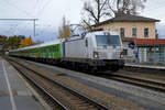 An einem stark bewölkten Freitag, den 30. Oktober 2020, durchfährt zum vorletzten Mal der Nachtexpress Alpen-Sylt aus Westerland den Bahnhof von Aßling auf seinem Weg nach Salzburg. Zuglok ist wie immer Vectron 193 813 des Münchener Unternehmens Railpool. RDC, der Betreiber des Nachtexpress, plant den Nachtexpress ab dem 18. Dezember wieder verkehren zu lassen, Endstation soll dann Bad Gastein an der Tauernbahn sein! 