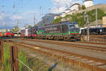 Mein persönlicher Favorit unter den Vectron-Lokomotiven mit einer  Botschaft  ist 193 278 von ELL, vermietet an TXL. Am Abend des 17. Septembers 2020, einem Donnerstag, rangiert diese Lokomotive zusammen mit einer 189 im Bahnhof Kufstein. Im Hintergrund steht ein Vectron der ÖBB. Rechts, vor der neuen Werkstatt der Lokomotion, stehen zwei 189 der MRCE. Über allem thront die Festung Kufstein. Könnte nicht genau diese Lok mit ihrer bedeutungsvollen Botschaft ein ideales Vorbild für ein H0-Modell sein?