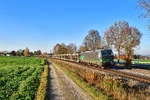 193 201 mit einem leeren Autozug am 07.11.2020 bei Langenisarhofen.