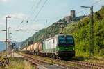 ELL 193 229 RurtalbahnCargo mit Kesselzug in Kaub, Juni 2021.