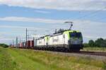 193 895 führte am 06.07.21 einen Containerzug durch Braschwitz Richtung Magdeburg. Als Wagenlok wurde 193 896 mitgeschleppt.