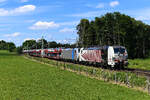 Mit dem samstäglichen DGS 48865 von München Nord wurden am 26. Juni 2021 Produkte aus dem Volkswagenkonzern nach Italien transportiert. Umgespannt werden musste in Kufstein wie sonst üblich nicht mehr, die italientauglichen 193 775 und 186 283 waren gleich von Anfang an am Autotransportzug. Die fotogene Leistung konnte ich bei Vogl aufnehmen.