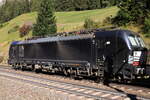 MRCE 193 654-1 als Vorspannlok der 193 647-5  Every Connection  mit einem talwärts fahrendem KLV Zug Richtung Deutschland. Aufgenommen bei St. Jodok am Brenner am 09.10.2021