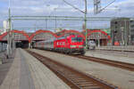 Im Bahnhof Malmö steht der Schnellzug des Betreibers Transdev nach Stockholm bereit. Er wird Malmö um 9.19 verlassen und genau fünf Stunden später in der schwedischen Hauptstadt ankommen, nicht schlecht für 597 Kilometer. An Donnerstagen und Sonntagen führt der Zug sogar Kurswagen aus Berlin. Zuglok an diesem Samstag, 21. August 2021 war die 193 254. Rechts neben dem Vectron ist noch der Steuerwagen eines X2-Hochgeschwindigkeitszuges der SJ zu sehen. Er legt die Strecke nach Stockholm in viereinhalb Stunden zurück.