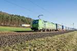 193 996-6 mit einem Aufliegerzug bei Haarbach am 21.12.2021 in Richtung Norden unterwegs.