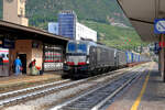 Vectron 193 704 des Vermieters MRCE führt zusammen mit einem weiteren Vectron des selben Vermieters einen Zug mit Sattelaufliegern der Spedition  Walter  vom Brenner kommend durch den Bahnhof Bolzano/Bozen nach Süden. Im Hintergrund erkennt man die Seilbahn auf den Ritten.
5. Oktober 2019