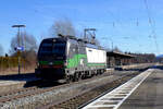 Vectron 193 757 des Vermieters ELL durchfährt leer den Bahnhof Übersee, etwa auf dem halben Weg zwischen Salzburg und Rosenheim. Schaut man genau hin, so scheint irgend etwas mit dem Farbschema nicht zu stimmen. Übersee am Chiemsee, 10. Februar 2022
