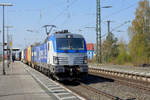 Vectron 193 842 der boxxpress durchfährt mit einem Containerzug den Bahnhof Gunzenhausen auf dem Weg nach Würzburg und weiter nach Norddeutschland. Rechts im Hintergrund erkennt man einen Storch, welcher sein Nest auf einem Turmmast gebaut hat. Gunzenhausen, 22.April 2022