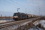 IGE/BLC24 mit 193 672 und Leergetreidezug am 16.12.2022 von Mukran nach Bad Schandau in Samtens.
