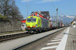 Noch in fabrikneuem Lack glänzt Vectron 193 404 D-ATLU der Alphatrain, als er am 2. März 2023 mit einem langen Zug des kombinierten Ladungsverkehrs Richtung Kufstein und weiter nach Italien fährt. Die Lokomotive wurde erst im Januar 2023 in Dienst gestellt und an Lokomotion vermietet.
Kiefersfelden, 2. März 2023, 14.10 Uhr 