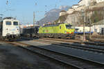 Mit einem langen Zug, beladen mit Sattelanhängern, machen sich TXL 193 558 und MRCE 193 641 auf den Weg zum Brenner und weiter nach Italien. Rechts drängt sich die 139 260 ins Bild, die einem weiteren  Italienzug  Schubunterstützung leisten wird. Im Hintergrund, auf einem Felsen, steht unverkennbar die Festung Kufstein.
Kufstein, 2. März 2023