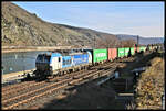 Boxpress 193835 ist hier linksrheinisch am 28.2.2023 in Richtung Koblenz unterwegs. Um 15.14 Uhr passiert sie hier die alte Stadtmauer von Oberwesel, die bereits um diese Zeit lange Schatten wirft.