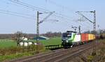 ELL 193 821, vermietet an STEG, mit Containerzug in Richtung Osnabrück (Bohmte-Stirpe, 28.03.2017).