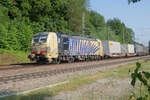 Vectron 193 777 der Lokomotion legt sich mit einem Zug des kombinierten Verkehrs in die Kurve am Nordende des Bahnhos Aßling an der Strecke München - Rosenheim.
Aßling in Oberbayern, Mittwoch, 7. Juni 2023, 8.49 Uhr
