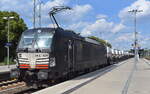 CFL Cargo Deutschland GmbH, Niebüll [D] mit der MRCE Vectron  X4 E - 624 [NVR-Nummer: 91 80 6193 624-4 D-DISPO] und einem Nutzfahrzeug-Transportzug (fabrikneue Renault Boxer Transporter) am 21.06.23 Durchfahrt Bahnhof Ruhland.