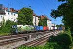 Interessanterweise bereits Geschichte ist die hier gezeigte äußere Gestaltung der zum Aufnahmezeitpunkt für TXLogistik fahrenden 6193 087 von Railpool. Die Lok wurde an den Vermieter zurück gegeben und verlor dabei auch die auffällige Folierung. Mit dieser wies TXLogistik auf 388.140 Tonnen CO2 hin, die durch die Beauftragung der Kunden für den Transport auf der Schiene eingespart werden konnten. Die unter Eisenbahnfreunden als  Wald 2.0  bezeichnete Lok wurde von Railpool gegen einen anderen Vectron getauscht, da TXLogistik eine von der Systemausstattung einheitliche Flotte anstrebt. Am 15. Juli 2023 konnte ich mein einziges Bild der besagten Maschine anfertigen, als die 6193 087 mit dem gut beladenen Containerzug DGS 43164 von Wolfurt nach Hamburg Dradenau in den Bahnhof München Süd einfuhr. 
