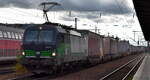 LTE Logistik und Transport GmbH, Graz [A] mit der ELL Vectron  193 935  [NVR-Nummer: 91 80 6193 935-4 D-ELOC] und KLV-Zug Richtung Frankfurt (Oder) am 15.11.23 Durchfahrt Bahnhof Flughafen BER Terminal 5.
