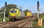 KLV-Zug mit 193 550-1  Zwei Pole mit enormer Zugkraft  (Siemens Vectron) fährt am km 9,1 bei Schkopau Richtung Merseburg Hbf.
Das Foto entstand hinter einem Geländer auf dem Saaleradweg.

🧰 Alpha Trains Luxembourg S.à r.l., vermietet an die TX Logistik AG (TXL)
🕓 25.9.2023 | 11:06 Uhr