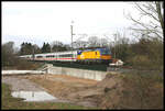 NS Vectron 193725 überquert hier am 25.2.2024 um 10.24 Uhr mit dem internationalen IC 143 von Amsterdam nach Berlin den neu erbauten Durchlass in Westerkappeln - Velpe.