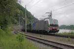 Der wolkenverhangene Tag ohne direktes Licht hat dieses Foto möglich gemacht: Railpool 6193 139 führt zusammen mit einem Vectron der Beacon Rail einen langen Containerzug von München nach Kufstein und weiter nach Italien. Im Hintergrund fließt der Inn, auf dem sogar zwei Schiffe zu sehen sind. Diese sind zerlegbar und wurden auf dem Landweg von der Drau zum Inn überführt.
Kufstein, Donnerstag, 9. Mai 2024, 9.42 Uhr