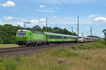193 940 beförderte am 16.06.24 den FLX 1243 nach Basel durch Wittenberg-Labetz Richtung Halle(S) und begegnete dabei einem ICE1 Richtung Berlin.