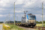 11.07.2024 Idagroden (zwischen Sande und Varel). Containertragwagenzug gezogen von BoxXpress 193 840 (Vectron) auf der Fahrt vom Jade Weserport in Richtung Oldenburg
