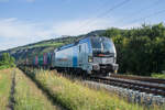 6193 123-7 fährt mit einem Containerzug in Würzburg/M.