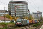 MRCE 193 654 mit Containerzug in D�sseldorf Rath, November 2023.