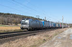 6193 153-4 ist mit einem Aufliegerzug in Richtung Süden unterwegs,gesehen am 19.02.2025 bei Kerzell.