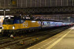 6193 737 wartet mit NJ403 in Amsterdam Centraal am 21.03.2025 auf Ausfahrt in Richtung Zürich