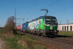 SETG 193 736-6 mit einem Containerzug in Richtung Troisdorf am 29.03.2025 in Porz-Wahn. 