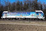 Railpool 91 80 6193 146 mit Weihnachtsmotiv im Einsatz für Locomotion am 8 März 25 bei Eglharting. Würde ich lieber mal mit Schnee bedecktem Boden fotografieren.