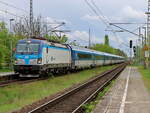 Zug BR 193 ·Vectron AC/MS· - 91 80 6193 983-4 D-RAILL als EC mit dem Namen Věruška am 21. April 2025 im Bahnhof Dabendorf in Richtung Berlin. 