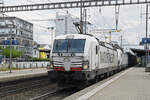 Doppeltraktion, mit den Siemens Vectron 193 596-4 und 193 319-9 durchfährt am 21.05.2025 den Bahnhof Pratteln.