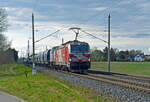 193 750 der Cargomotion führte am 13.04.25 einen Silozug durch Wittenberg-Labetz Richtung Falkenberg(E). Als Wagenlok wurde 745 703 mitgeschleppt.