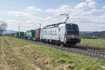 6193 173-2 ist am 27.03.2025 mit einem Containerzug bei Retzbach-Z. unterwegs.