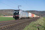 6193 181-5 am 07.04.2025 bei Reilos mit einem Containerzug.
